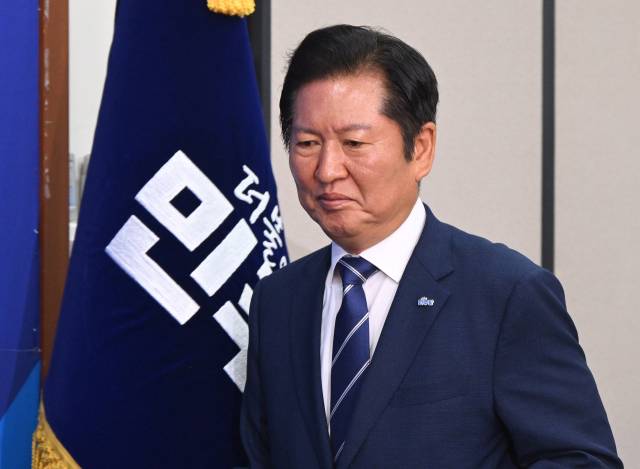 정청래 더불어민주당 대표가 11일 서울 여의도 국회에서 열린 최고위원회의에 참석하고 있다. 오승현 기자