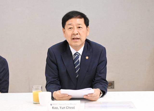 구윤철 부총리 겸 기획재정부 장관이 7일 서울 종로구 정부서울청사에서 AI 경진대회에 참가한 글로벌 대학생들과 대화하고 있다. 사진 제공=기획재정부