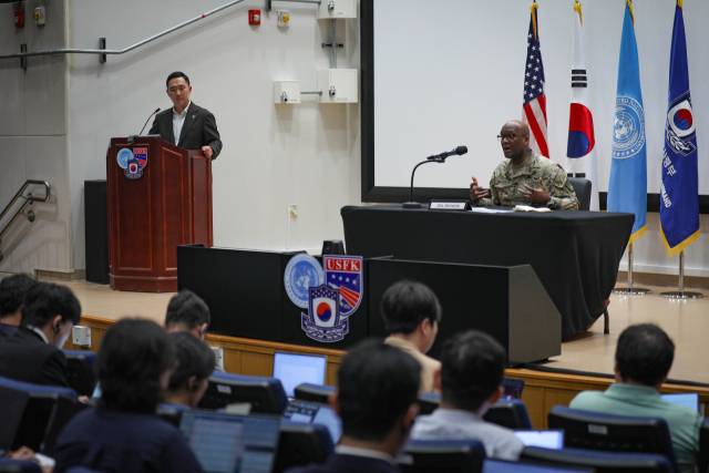제이비어 브런슨 주한미군사령관이 지난 8일 경기 평택시 캠프 험프리스에서 기자간담회를 하고 있다. 사진 제공=주한미군 사령부