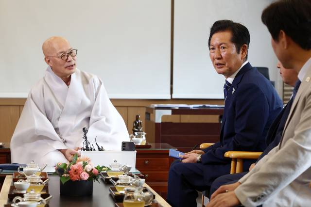 정청래 당 대표, 진우 스님 예방 (서울=연합뉴스) 윤동진 기자 = 더불어민주당 정청래 대표가 11일 서울 조계사에서 조계종 총무원장 진우스님을 예방, 환담을 나누고 있다. 2025.8.11 mon@yna.co.kr (끝) <저작권자(c) 연합뉴스, 무단 전재-재배포, AI 학습 및 활용 금지>