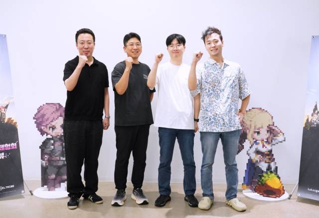 이정환(왼쪽부터) 픽셀트라이브 시스템 디렉터, 배정현 대표, 최진성 PD, 정태룡 콘텐츠 디렉터가 7일 경기 성남시 타운홀 판교점에서 열린 기자간담회에서 기념사진을 촬영하고 있다. 사진제공=카카오게임즈
