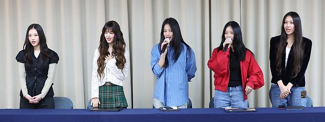걸그룹 뉴진스가 서울 강남구 스페이스쉐어 삼성역센터에서 열린 전속계약 해지 관련 기자회견에 참석해 있다. ⓒ연합뉴스