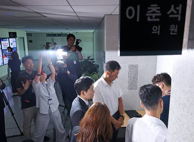 주식 차명거래 의혹을 받는 전 국회법사위원장 이춘석 의원 사무실을 압수수색하기 위해 8월11일 경찰 관계자가 국회의원회관 내 의원실로 들어가고 있다. ⓒ 연합뉴스