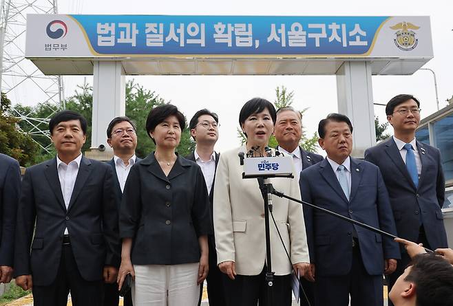 더불어민주당 3대 특검 종합대응특별위원회의 의원들이 11일 윤석열 전 대통령이 수감된 서울구치소를 방문해 취재진 앞에서 브리핑하고 있다. ⓒ연합뉴스