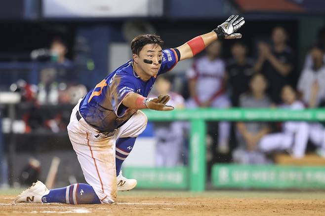 한화 손아섭이 10일 잠실구장에서 열린 LG전 1사 3루 상황에서 문현빈의 1루수 땅볼 때 홈을 파고들어 득점에 성공한 뒤 덕아웃을 향해 세이프 모션을 보이고 있다. 손아섭은 이날 3타수 1안타 2타점 1득점 맹활약으로 팀의 5-4 승리를 이끌었다. 사진제공｜한화 이글스