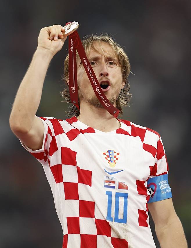 루카 모드리치는 2025~2026시즌 AC밀란에서 현역 생활을 이어가고 있지만, 스완지시티에서 프런트 역할을 병행하며 미래도 대비하고 있다. 선수 영입과 조언 등에 관여하며 구단을 향한 아낌없는 지지를 보내고 있다. 신화뉴시스