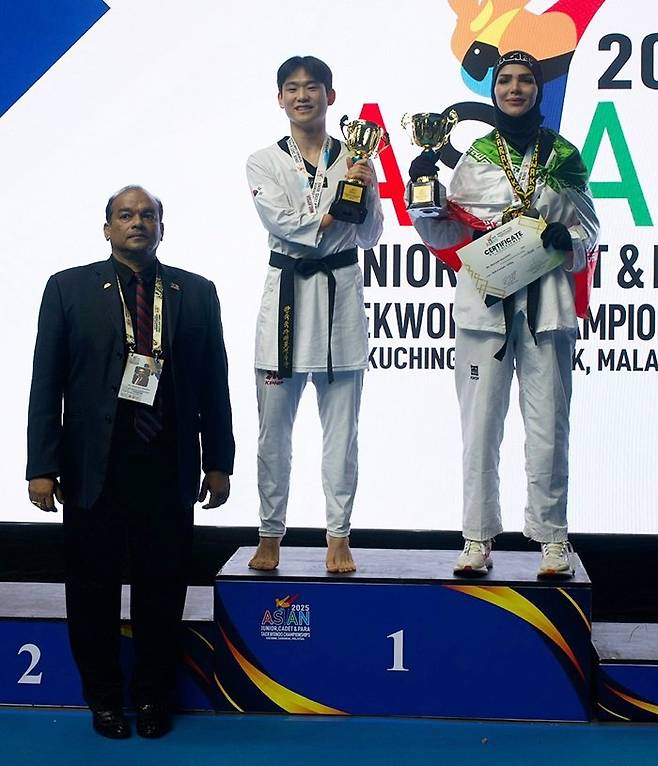 국제대회 첫 우승과 함께 최우수선수로 뽑힌 이평강(가운데)이 트로피를 들어 올리며 환하게 웃고 있다.