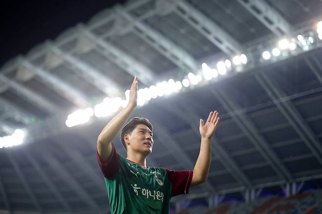Daejeon Hana Citizen residents are making a ceremony with home fans after contributing to the team's 3-2 reversal by scoring the team's 11th goal in the Suwon FC and K-League 1 home game held at the Daejeon World Cup Stadium on the 10th. Photo courtesy ｜ Korea Professional Football Federation