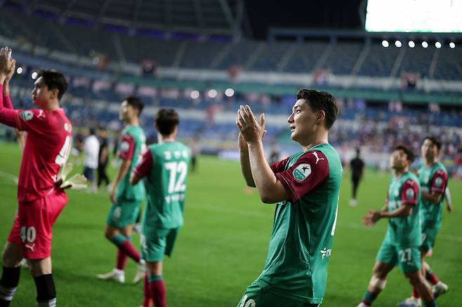 Daejeon Hana Citizen residents are applauding the home fans after contributing to the team's 3-2 reversal by scoring the team's 11th goal in the Suwon FC and K-League 1 home game held at the Daejeon World Cup Stadium on the 10th. Photo courtesy ｜ Korea Professional Football Federation