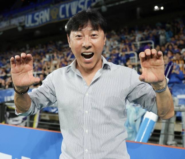 울산 HD 새 사령탑 신태용 감독이 9일 제주 SK와의 K리그1 홈경기 승리를 이끈 뒤 호랑이 포즈를 취하며 기뻐하고 있다. 프로축구연맹 제공