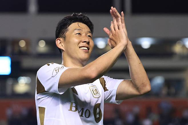 LAFC 손흥민이 10일 MLS 시카고 파이어전에서 데뷔전을 마친 뒤 밝은 표정으로 관중을 향해 박수를 치고 있다. AFP연합뉴스
