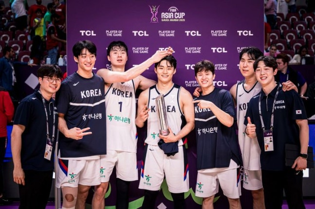 농구대표팀 유기상(가운데)이 11일 아시아컵 레바논전 승리 후 수훈 선수상을 받자 동료들이 축하해주고 있다. FIBA 홈페이지