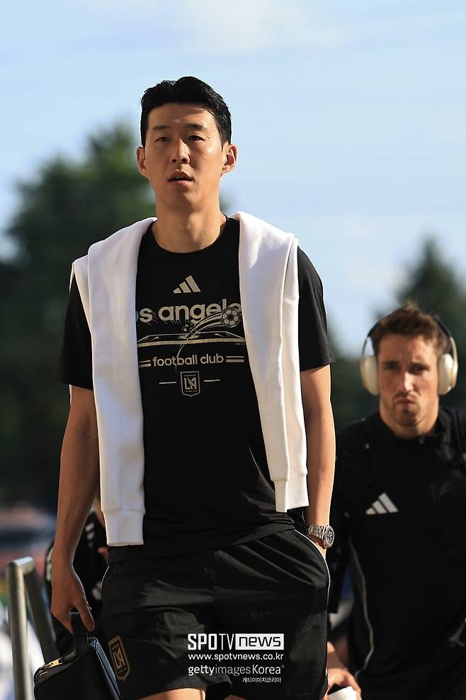 ▲ LAFC가 1-2로 끌려가던 후반 30분 손흥민이 스피드로 페널티킥을 얻어냈다. 키커로는 팀 내 득점 1위인 부앙가가 나섰다. 이후 부앙가는 동점골을 완성했고, 페널티킥을 양보한 손흥민과 하이파이브를 가졌다.