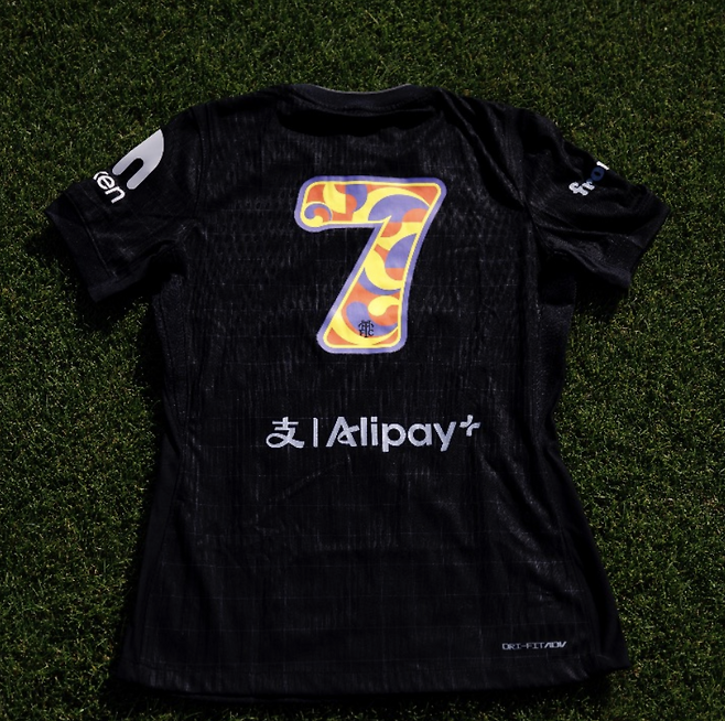 ▲ 토트넘 홋스퍼의 차기 7번이 결정나는 모양새다. 브라질 국적의 사비뉴는 화려한 드리블과 날카로운 왼발 킥을 갖춘 윙어다. 그는 2020년 자국 리그의 아틀레치쿠 미네이루에서 프로 데뷔했다. 2023-24시즌 지로나에서 11골 10도움을 기록하며 주목받았고, 2024년 맨시티로 이적했다. 그의 이적료는 3,100만 파운드였다. ⓒ 토트넘 홋스퍼