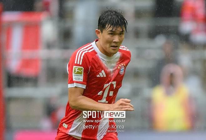 ▲ 올여름 바이어 레버쿠젠에서 영입한 신입생 요나탄 타와 기존 주전 센터백 다요 우파메카노를 차기 시즌 주전 중앙 수비 듀오로 낙점한 가운데 백업으로 내려앉을 가능성이 큰 김민재에게 1600만 유로에 이르는 거액의 연봉을 지급할 상황에 놓인 탓이다.