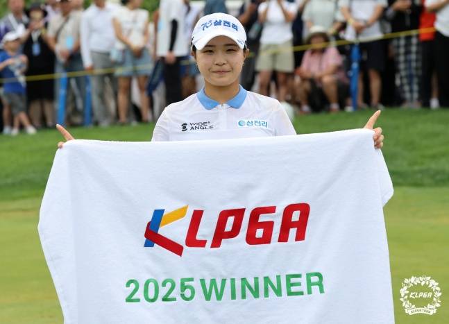 고지원이 10일 제주 서귀포시에 위치한 사이프러스 골프 앤 리조트에서 열린 KLPGA 제주 삼다수 마스터스 대회 우승 확정 후 세리머니를 하고 있다. /사진=KLPGA 제공