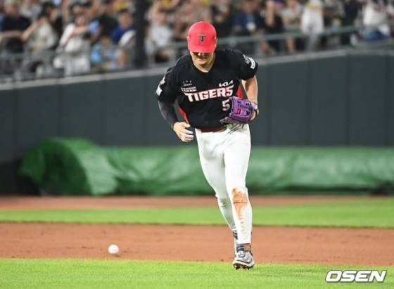 KIA 김도영이 7일 롯데전에서 5회말 무사 1루 상황 때 롯데 자이언츠 윤동희의 타구를 처리하다가 왼쪽 햄스트링 쪽에 통증을 느끼고 있다.