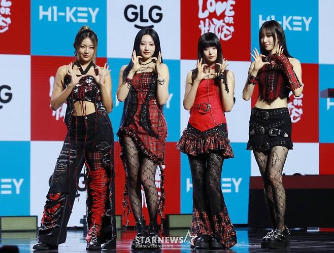 걸그룹 하이키가 19일 오후 서울 용산구 블루스퀘어에서 진행된 미니 3집 '러브 오어 헤이트' 발매기념 쇼케이스에서 포즈를 취하고 있다.  /2024.06.19 /사진=이동훈