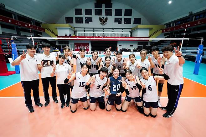 대한민국 21세 이하(U-21) 여자배구 대표팀이 11일(한국시간) 인도네시아 수라바야에서 열린 2025 국제배구연맹(FIVB) U-21 세계선수권대회 조별리그 B조 4차전에서 도미니키공화국을 3-0으로 꺾고 16강 진출을 확정한 뒤 기념 사진을 촬영하고 있다. /사진=FIVB 제공