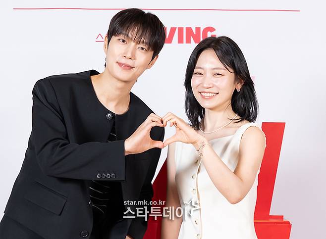 배우 윤두준(왼쪽)과 김슬기.