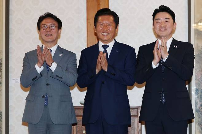 김민석(왼쪽) 국무총리와 정청래(가운데) 더불어민주당 대표, 강훈식 대통령실 비서실장이 10일 서울 종로구 삼청동 총리공관에서 열린 제2차 고위당정협의회에 앞서 기념촬영을 하고 있다.[사진 | 뉴시스]