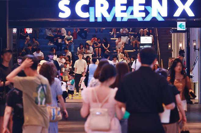 정부가 영화관람 할인권을 배포한 지 이틀째인 지난 7월 27일 서울 시내 한 영화관이 관객들로 붐비고 있다. 연합뉴스