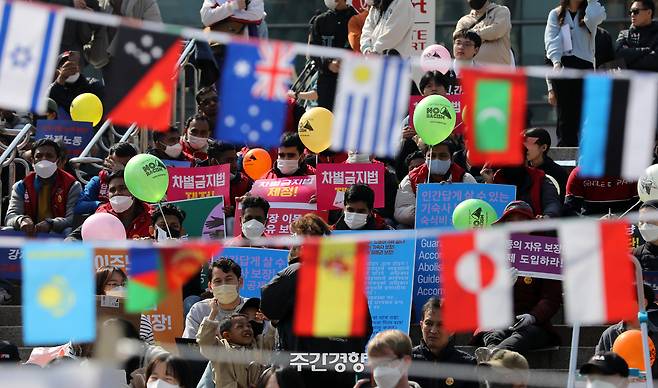 2023년 3월 19일 세계 인종차별 철폐의 날 기념대회가 열린 서울역광장에서 외국인 집회 참가자들이 이주민의 평등과 자유, 안전 보장을 촉구하고 있다. 김창길 기자