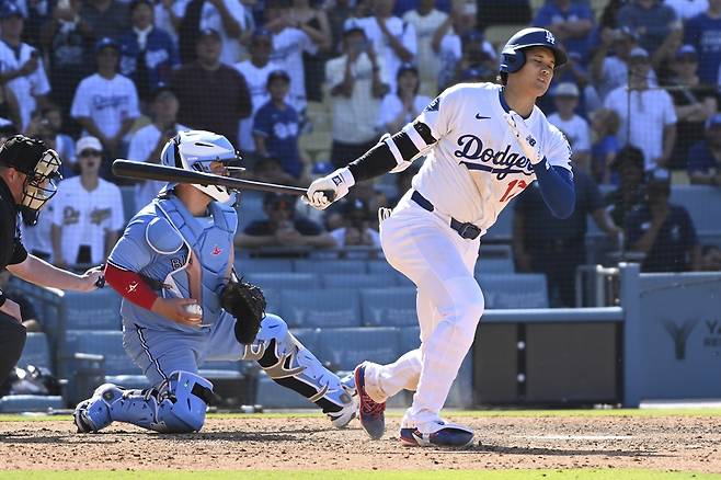 미국 메이저리그 LA 다저스의 오타니 쇼헤이가 11일(한국시간) 미국 캘리포니아주 로스앤젤레스의 다저스타디움에서 열린 2025 메이저리그 토론토 블루제이스와의 홈 경기에서 시즌 41호 홈런을 기록했다. 사진 연합뉴스