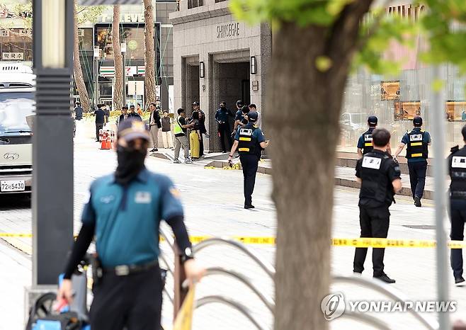 명동 신세계백화점에 폭파 협박글 (서울=연합뉴스) 윤동진 기자 = 지난 5일 서울 중구 명동 신세계백화점 본점에 폭발물을 설치했다는 협박 글이 인터넷 커뮤니티에 올라와 신고받고 출동한 경찰이 주변을 통제하고 있다. 2025.8.11 mon@yna.co.kr