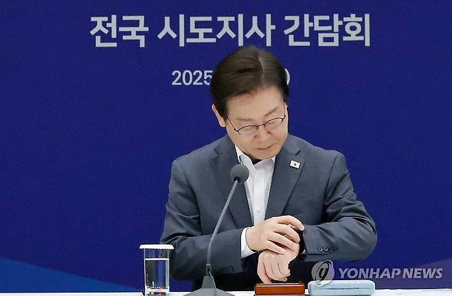 시간 확인하는 이재명 대통령 [연합뉴스 자료사진]