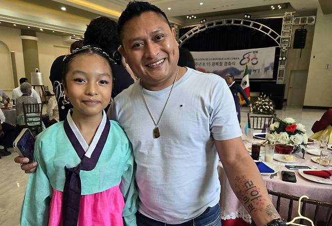 한인 후손 '4세대' 어머니를 둔 '5세대' 리아와 그 아버지 [촬영 이재림 특파원]