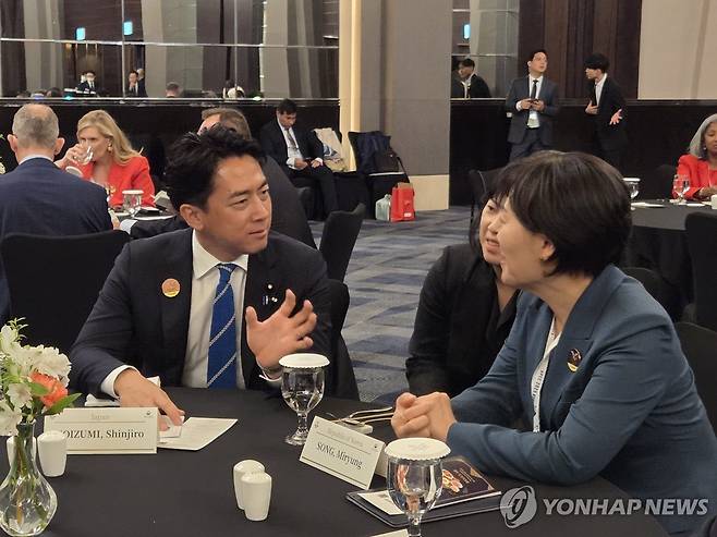 대화하는 송미령 장관-일본 농림수산상 (서울=연합뉴스) 10일 인천 송도에서 열린 APEC 식량안보 장관회의에서 송미령 농림축산식품부 장관(오른쪽)과 고이즈미 신지로 일본 농림수산상이 대화하고 있다. 2025.8.10 [농림축산식품부 제공. 재판매 및 DB 금지] photo@yna.co.kr