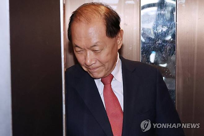 국민의힘 선관위, '전당대회 방해' 전한길 대책 논의 (서울=연합뉴스) 김주성 기자 = 국민의힘 황우여 선거관리위원장이 11일 전한길 씨의 전당대회 방해 행위에 대한 재발 방지 대책을 논의하기 위해 서울 여의도 당사로 들어가고 있다. 2025.8.11 utzza@yna.co.kr