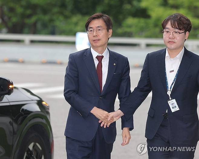 내란특검 참고인 조사 출석하는 조경태 의원 (서울=연합뉴스) 류영석 기자 = 국민의힘 조경태 의원이 11일 서울 서초구 서울고등검찰청에 마련된 내란특검 사무실로 참고인 조사를 위해 출석하고 있다. 2025.8.11 ondol@yna.co.kr