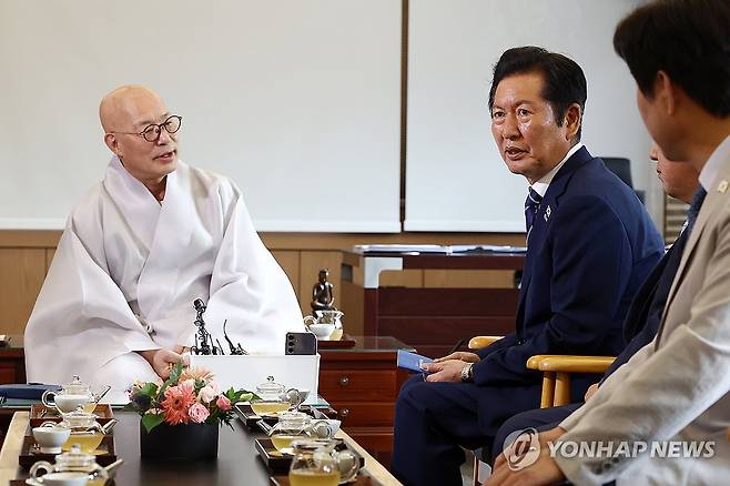 정청래 당 대표, 진우 스님 예방 (서울=연합뉴스) 윤동진 기자 = 더불어민주당 정청래 대표가 11일 서울 조계사에서 조계종 총무원장 진우스님을 예방, 환담을 나누고 있다. 2025.8.11 mon@yna.co.kr