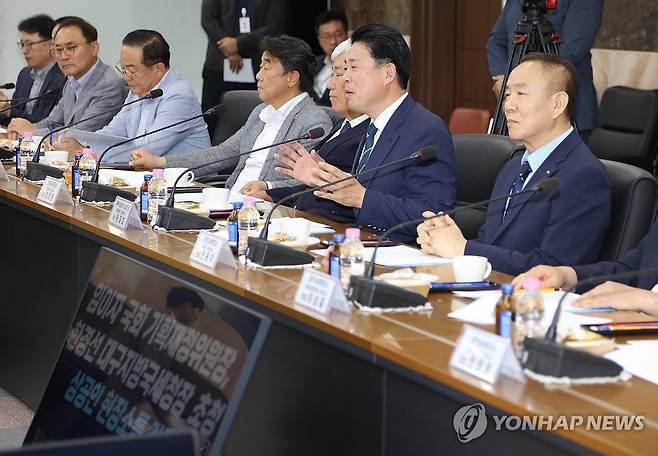 인사말 하는 윤재호 경북상의 회장 (구미=연합뉴스) 김현태 기자 = 11일 구미상공회의소에서 열린 상공인 현장 소통 간담회에서 윤재호 경북상공회의소협의회 회장이 인사말을 하고 있다. 2025.8.11 mtkht@yna.co.kr