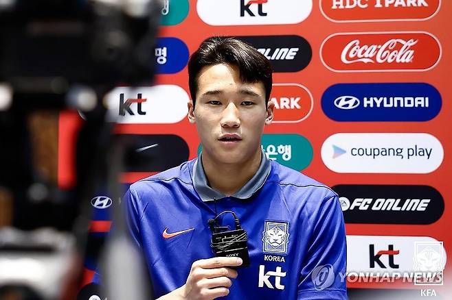 인터뷰하는 이태석 (서울=연합뉴스) 한국 축구대표팀 이태석이 3일(한국시간) 이라크 바스라 한 호텔에서 인터뷰하고 있다. 축구대표팀은 오는 6일 이라크를 상대로 2026 북중미 월드컵 아시아 3차 예선 B조 9차전을 치른다. 2025.6.3 [대한축구협회 제공. 재판매 및 DB 금지] photo@yna.co.kr