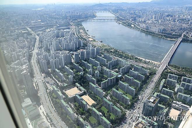 거래 관망세 속 서울 인기 단지 신고가 (서울=연합뉴스) 임화영 기자 = 수도권 주택담보대출 한도를 6억원으로 제한하는 6·27 대책이 시행되며 재건축을 앞둔 서울 주요 지역에서는 관망세로 거래가 줄기는 했지만 신고가 거래도 이어지고 있다. 
    27일 국토교통부 실거래가 공개 시스템에 따르면 서울시 송파구 잠실동 주공아파트 5단지 전용면적 76.5㎡는 지난 11일 41억7천700만원(15층)에 매매 계약이 체결됐다. 
    사진은 27일 서울 송파구 잠실주공5단지. 2025.7.27 hwayoung7@yna.co.kr