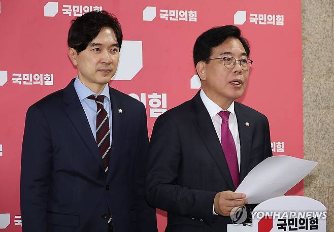 광복절 특별사면 관련 발언하는 송언석 비상대책위원장 (서울=연합뉴스) 박동주 기자 = 국민의힘 송언석 비상대책위원장 겸 원내대표가 11일 서울 여의도 국회에서 조국혁신당 조국 전 대표 등에 대한 광복절 특별사면 발표와 관련해 취재진 앞에서 발언하고 있다. 2025.8.11 pdj6635@yna.co.kr