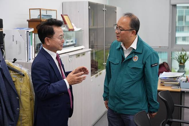 윤진환 철도국장(오른쪽) 만난 육동한 춘천시장 [춘천시 제공.재판매 및 DB 금지]