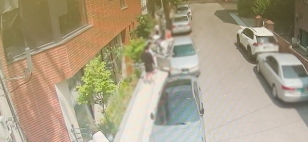 해외 불법 도박사이트 관련 범행지 부근에서 피의자들의 동향이 담긴 CCTV 영상. 2025.8.12 /경기남부경찰청 제공