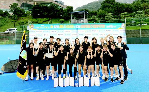 제39회 대통령기전국하키대회 여일반부에서 8년 만에 정상에 오르며 올 시즌 2개 대회를 석권한 평택시청 선수단이 기념촬영을 하고 있다. 2025.8.12 /평택시 제공