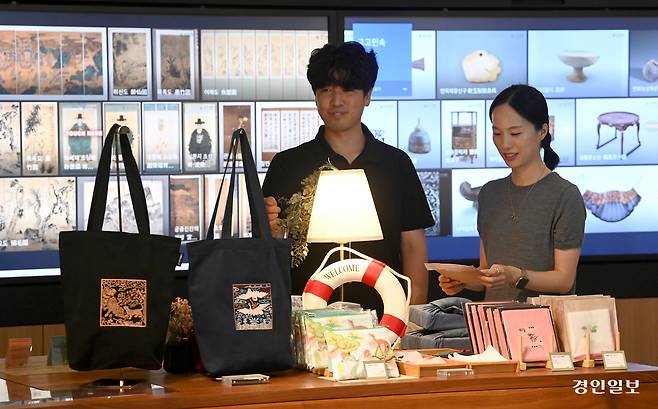 12일 용인시 기흥구 경기도박물관에서 시민들이 머그컵, 손수건, 파우치 등 다양한 굿즈 상품을 살펴보고 있다. 2025.8.12 /최은성기자 ces7198@kyeongin.com