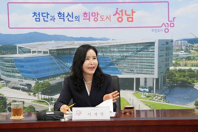 ▲ 이재영 동남보건대학교 간호학과 겸임교수가 12일 성남시 명예시장으로 봉사하고 있다. 부서 업무보고 후 지역 내 노인주거시설(아리움)을 방문했다. /성남=김규식 기자 kgs@incheonilbo.com