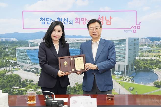 ▲ 신상진 성남시장이 이재영 동남보건대 간호학과 겸임교수에게 2025년도 성남시 명예시장 위촉패를 전달하고 있다. /성남=김규식 기자 kgs@incheonilbo.com