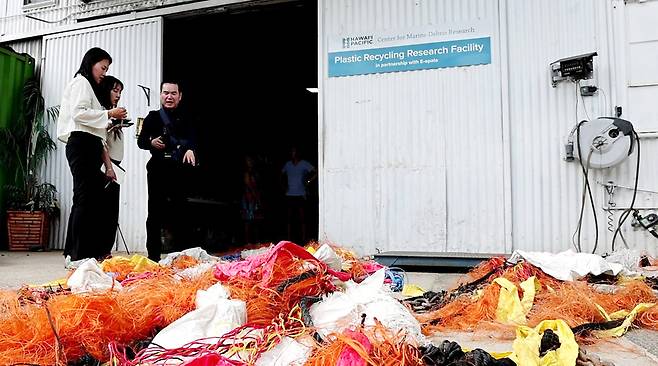 ▲ 미국 하와이 호놀룰루 플라스틱 재활용 연구소(Plastic Recycling Research Facility)에서 취재진들이 쓰레기를 살펴보고 있다. /이재민 기자 leejm@incheonilbo.com