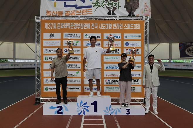 제37회 문화체육관광부장관배 전국 시도대항 인라인 스피드 대회서 종합우승을 차지한 경기도를 비롯, 충남, 부산 관계자들이 시상식서 기념촬영을 하고 있다. 사진=대한롤러스포츠연맹