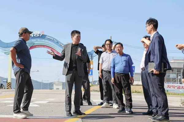 인천 중구 영종도 삼목항을 찾은 김정헌 중구청장 [사진 = 중구청]