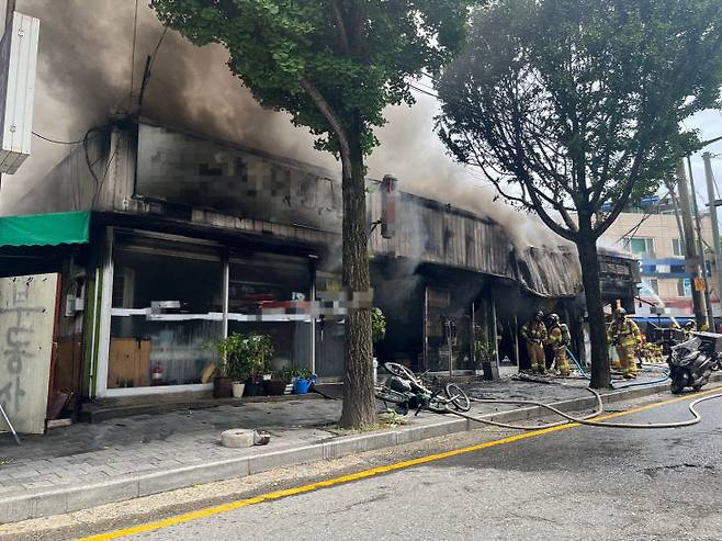 대전 서구 도마동 오토바이 매장에서 화재가 발생해 점포 5곳이 불에탔다.(사진=대전소방본부)