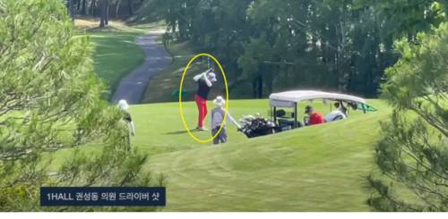 ◇강원도 소재 한 골프장에서 포착된 국민의힘 권성동 의원. 뉴탐사 유튜브 채널 영상 갈무리.